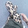 Europeiska och amerikanska leggings för kvinnors ytterkläder 2024 Mjölk Silk Hög midja Elastisk tunn leopardtryck Yoga byxor beskurna byxor