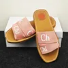 مصممة العلامة التجارية الفاخرة للسيدات الصندل المسطح الشاطئ الخشبي الشاطئ Sluffybottomed Mule Slippers Multi-Color Lace Letter Slippers Summer Home Shoes Sandles Size 35-41
