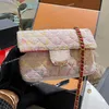 Décoration de lettre de gradient Femmes Designer Tweed Sac à bandoulière rose en émail rose 20/25 cm Classic Diamond Diamond Red Matelasse Crothes Purse Cross Cross Body Hands