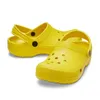 Sandal berühmte Designer Großhandel Cros Sandals Klassische Damen Männerkreuz Krawatte Clog Kids Schnalle Slides Sommer Strand wasserdichte Plattform -Ladungslaien Schwarze Hausschuhe s s s s s