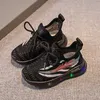 Scarpe da ginnastica Scarpe eleganti Scarpe sportive per bambini 2021 nuovi ragazzi autunnali traspiranti lampeggianti cocco coreano da corsa per bambini medi e piccoliH240307