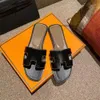 Sommer Lady H ein Designer Slipper Sandalen Mode Oranss Neue Frauengröße 2024 Outwear Klassische Ledersandal Word Slipper Vielseitig flacher Boden Pa49