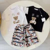Designer Bear Baby T-shirts kjol shorts set barnkläder set pojkar flickor kläder sommar lyxiga tshirts och shorts träning barn ungdomar kläder