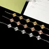 Modisches und luxuriöses Kleeblatt-Armband der Marke, klassisches Fünf-Blumen-Charm-Armband für Damen, hochwertiges Designer-Armband aus galvanisiertem 18-Karat-Gold aus Edelstahl