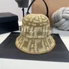 Projektanci mężczyźni Kobiet Bucket Hat Vintage Słomaż na plaży Letnie wakacje Ochrona przeciwsłoneczna Czapka ręcznie robiona tkana czapka klasyczna kapelusz w paski