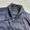 Giacche da uomo 2024 Inizio primavera Nuova P Triangle Iron Label Pocket Giacca da camicia in nylon riciclato da uomo e da donna 240307