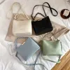 Omuz çantaları PU deri çanta zincirle gündelik Kore tarzı taşınabilir mektup kova çanta crossbody kızlar