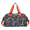 Bolsas de ombro Mulheres Stripe Travel Duffle Bag Nylon Impermeável Sports Gym Tote Grande Capacidade Crossbody Bagagem Bolsa