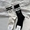 جوارب الجوارب النسائية مصممة فاخرة اللون الصلب للنساء INS Socks All-Match Mid Tube Cotton Pure Cotton