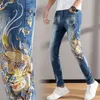 Jeans leggeri di lusso da uomo in versione coreana Jeans elasticizzati sottili Jeans con ricamo drago di alta qualità Jeans sexy alla moda;240226