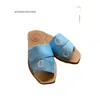 Mulheres Sandálias Novo Designer Woody Beach Sandália Chinelo Roman Cloe Versátil 2024 Uma Palavra de Moda Flip Wear Flop Letter para Flat Bottom G1u6