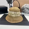 Projektanci mężczyźni Kobiet Bucket Hat Vintage Słomaż na plaży Letnie wakacje Ochrona przeciwsłoneczna Czapka ręcznie robiona tkana czapka klasyczna kapelusz w paski