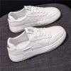 Plat à fond plat léger Small blanc pour femmes 2023 automne Nouvelle chaussures de planche en cuir Instagram de sports décontractés.