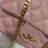 Le nouveau sac à main de sac à dos de créateur à la mode Lingge Chain Handheld Womens Sac avec une décoration unique française Petite et emblème suspendue