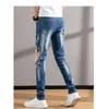 Jeans leggeri di lusso da uomo in versione coreana Jeans elasticizzati sottili Jeans con ricamo drago di alta qualità Jeans sexy alla moda;240226