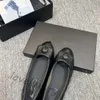 Chanelity Chaussures habillées de qualité supérieure - Sandales matelassées à rabat - Mocassins pour femme - Plateforme imbriquée en cuir d'agneau - Baskets plates en cuir de veau - Mules de luxe