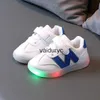 Buty sukienne Sneakers 2023 Wiosenne nowe dzieci oświetlone singiel dla dziewcząt bieganie chłopców miękki sport