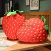 Djur Big Strawberry Plush Toy Simulation Fruktfylld dockkudde Stora barns barnflickor Holiday Gift HKD230706 240307