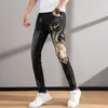 Jeans leggeri di lusso da uomo in versione coreana Jeans elasticizzati sottili Jeans con ricamo drago di alta qualità Jeans sexy alla moda;240226