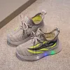 Tênis vestido sapatos sapatos esportivos crianças 2021 novos meninos outono respirável luz piscando coco coreano correndo para crianças médias e pequenash240307