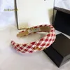 مشابك الشعر barrettes luxury triangle رسالة barrettes مصممة النساء الفرنسية دبوس الشعر العلامة التجارية الكورية الرجعية الإسفنجة الرأس الترفيهية الشعر الأزياء الأنيقة