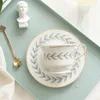Vintage seramik kahve fincanı Avrupa tarzı çay fincanları ve tabak seti altın kenar tasarımı kupa öğleden sonra su kupaları 240301