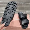 Sportig matelasse nappa läder sandaler 5x135e designer sandaler metall bokstäver logotyp lyx sandal damer sandaler tröst sandal 24ss nya mjuka läder sandaler