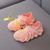 Sneakers Kleding Schoenen Nieuwe kokosnoot kinderschoenen meisjes ademende vliegende geweven schoenen in de herfst met zachte zool en net rode hardloopjongens sneakersH240307