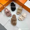 Slippers de créateurs Sandals classiques Luxury Brand Slippers Plusslippers Velcro Lamb Hair Uster Wear Casual Plusshoes For Women 2By0