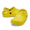 Hurtowe klasyczne sandały CROS CROS Women Mens Cross-Tie Clog Kids Summer Beach Slajdes Blugi Wodoodporne platforma Mokory czerwony czarny niebieski sandał