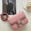 70% fabriksuttag av knappen med läderpalmmönster Högsta ände en Crossbody -flygvärd vid försäljning