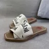 Chinelo Cloe Woody Sandálias Designer Sandália 2024 Verão Alto Plano Sapatos de Praia Cruz Fita Carta Mulheres Vestindo