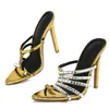 Eilyeken Sexig Golden Crystal Thin klackar toffel Kvinnor Summer Fashion SMRED BAND POSED TOE SLIDS STRIPPER Sandal Mule Shoes 240228