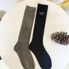 Bas pour femmes Tendances printanières Casual Style Preppy Chaussettes hautes Femme Haute qualité Coton Couleur unie Chaussettes longues Confortables En gros