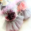 Vêtements pour chiens Vêtements faits à la main originaux Fournitures pour animaux de compagnie Célébrités Fleur de soie de luxe Jupe en tulle douce Princesse Robe de soirée Tutu One Piece