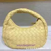 Vente en gros de sacs fourre-tout Jodie de Bottgs's Vents's Jodie, boutique en ligne, nouveau petit sac rond tissé à la main pour femmes, design japonais et coréen, avec un vrai logo, vente en gros