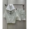 디자이너 P 패밀리 23 Springsummer New Academy Style Triangle Decorative Hooded Short Sleeved Top+Elastic Waist Shorts Age 감소 세트 DK1B
