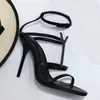 Tasarımcı Bayan Sandalet Metal Mektuplar Bayanlar Moda% 100 Deri Seksi Açık Ayak Toe Süper Yüksek Topuklular Gelin Düğün Ayakkabıları