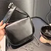 Kvinnor axelväska underarm 24 nya ankomster pendling väska äkta läder sadel väska mode cowhide crossbody väska handhållen quiltad väska fritid och minimalistisk