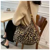 Casual Women Shoulder Bags Leopard Canvas Hobo Bag Kvinnlig stor kapacitet Messenger Väskor Soft Crossbody Handväska för kvinnor 240306