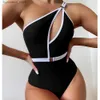 Kvinnors badkläder Vigocasey Hollow Out One Shoulder Badkläder Kvinnor 2024 Sexig One Piece Swimsuit Kvinnlig hög midja Monokini Solid Belt Bathing Suit L240308