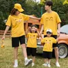 Mãe pai criança família combinando roupas dos desenhos animados bonito gato rosto impressão amarelo verão moda solta manga curta camiseta topo 240226