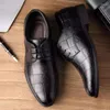 Casual Shoes 2024 Spring Autumn Men's Business Formell läder mångsidig bröllop Bekvämt mjukt enda arbete