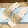 Włochy projektantki Slipper Women Flat Milan Brand Designer Trójkąt haft sandały slajdy buty luksusowe marki buty kobietę Letnie wysokiej jakości designerskie buty