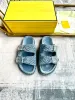 2024 Slides jeans azuis Fashion Feel Slides planos de banda dupla com fivelas decorativas Baguette chenille jeans azul com aparência desgastada Metalização com acabamento dourado Tamanho 35-45 Sapatos masculinos