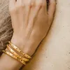 Modische Pendler müssen eintreten. Retro-Messing mit 18-karätigem Echtgold überzogen, personalisierte und einzigartige Tropfenglasur, modisches und trendiges offenes Armband für Frauen