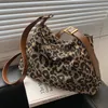 Casual Women Shoulder Bags Leopard Canvas Hobo Bag Kvinnlig stor kapacitet Messenger Väskor Soft Crossbody Handväska för kvinnor 240306