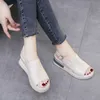 Letnie kobiety klinowe na obcasie skórzane sandały PU Pasek krzyżowy w stylu koreański butów damski damski stóp stał