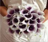 ブライダルウェディングブーケのための白いミニカラリリーブーケのロマンチックな人工花紫色