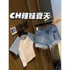 Designer CH23 Summer New Spicy Girl Fashion Leather Label Hög midja Slimming Wash Fleece Edge Denim Shorts 9D39